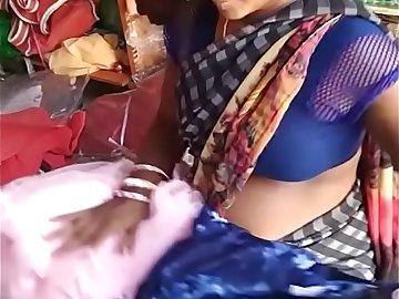 desi sexy black aunty in saree shop showing cleavage