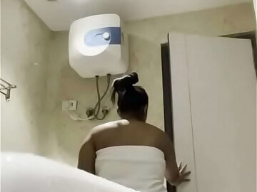 Oasi Das Indian Doodhwali Bhabhi video taking Shower Leaked MMS
