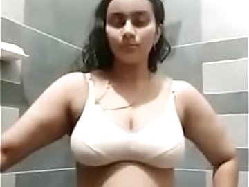 Desi nude bathroom show