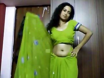 Desi Bhabhi in green saree sexy navel belly hole open show Indian tits