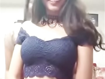 Desi Girl Showing Her Awesome Boobs - Delhi Sex Chat