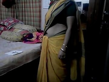 Desi tamil Married aunty exposing navel in saree with audio